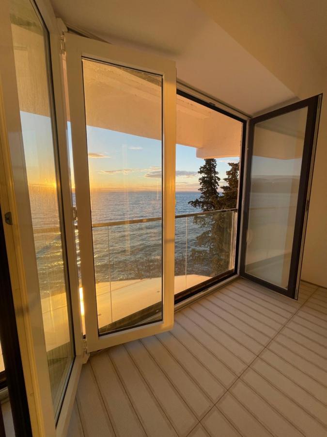 Apartment First Row To The Sea *