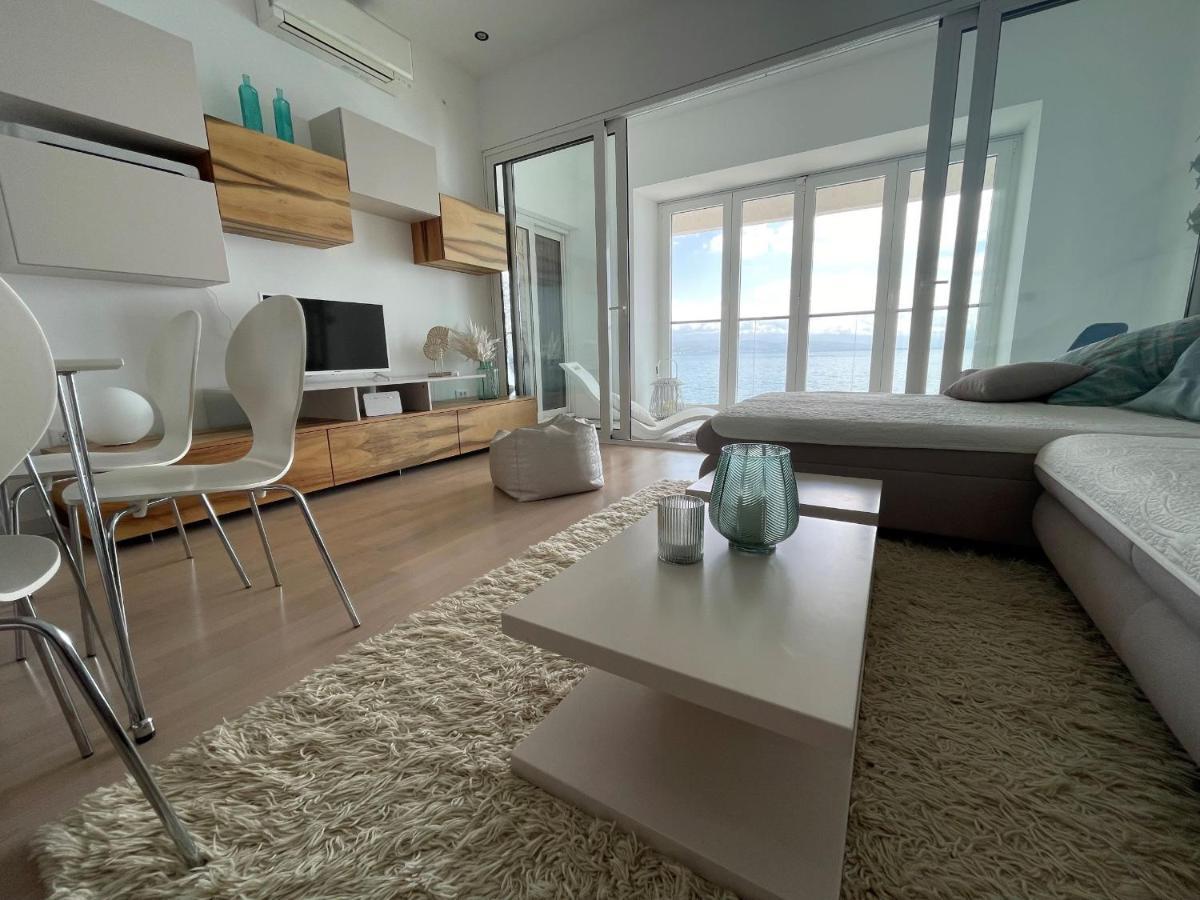 First Row To The Sea Apartment