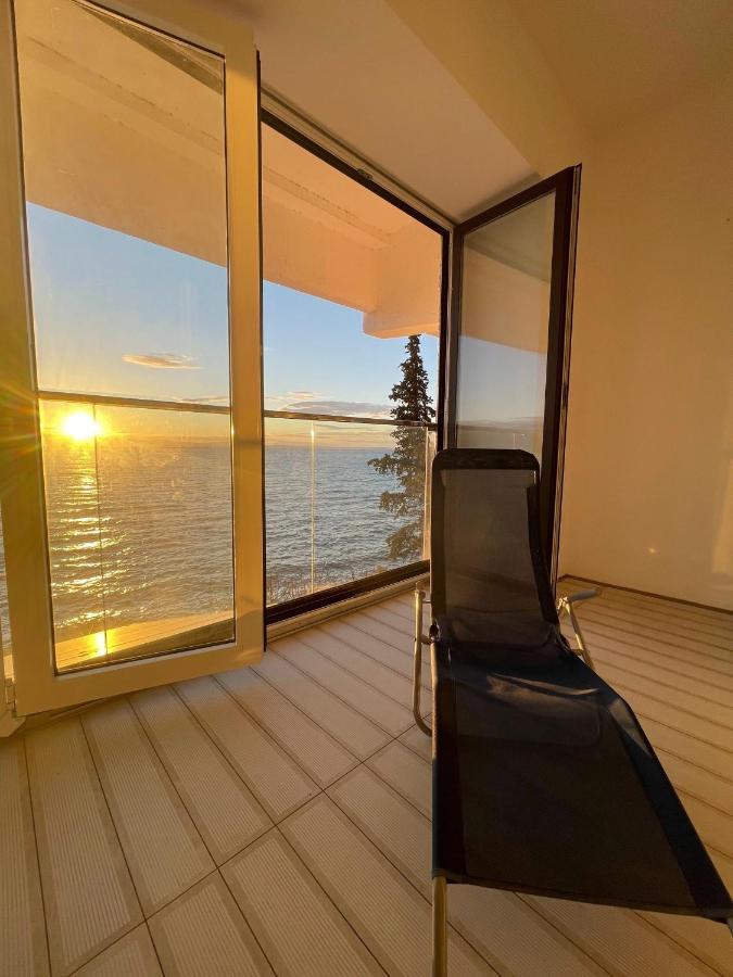 First Row To The Sea Apartmán *